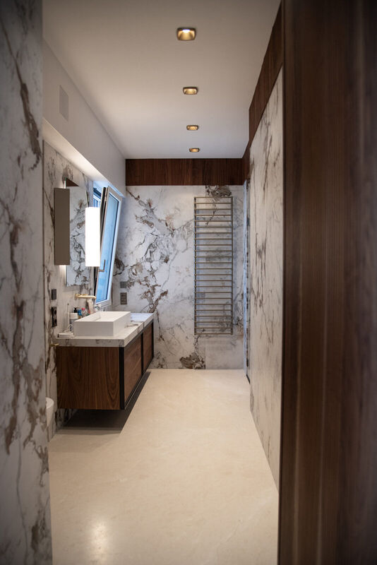 Bagno in marmo bianco con venature marroni e beige