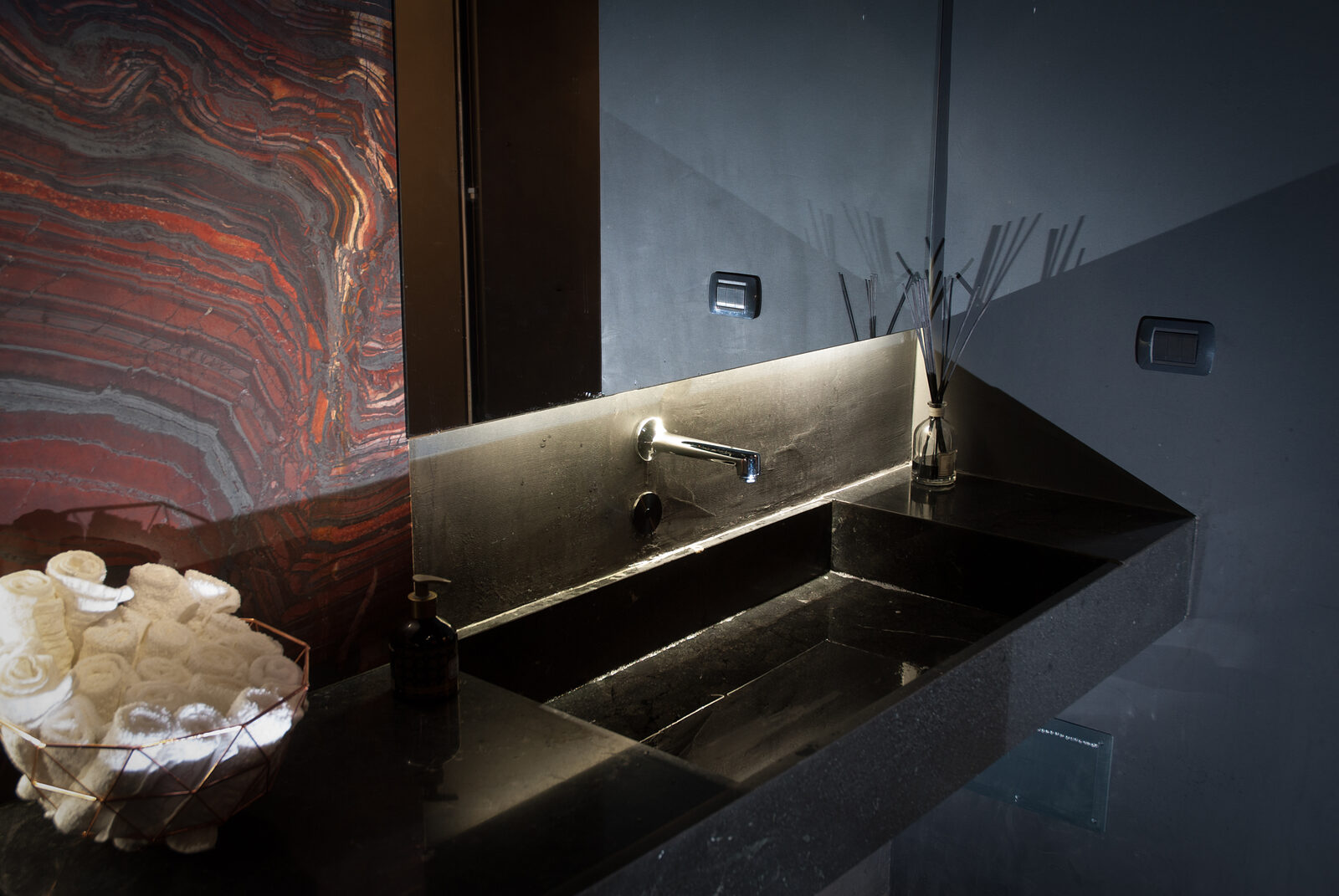 Bagno in marmo rosso-bruno stratificato
