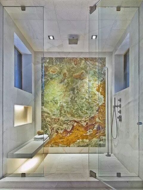 Bagno in marmo verde acqua, ocra e ambra