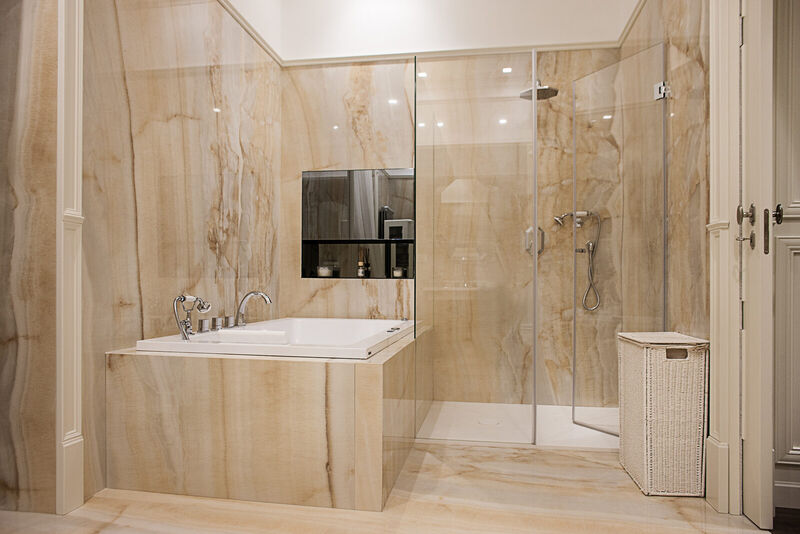 Bagno in marmo beige con venature nocciola