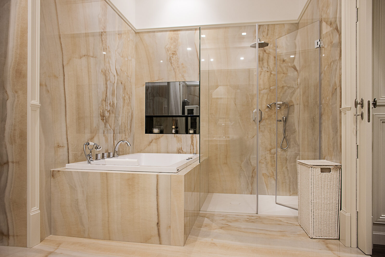Bagno in marmo beige con venature nocciola