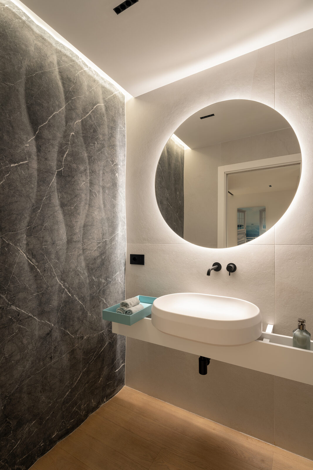 Bagno in marmo scuro con venature bianche, finitura opaca