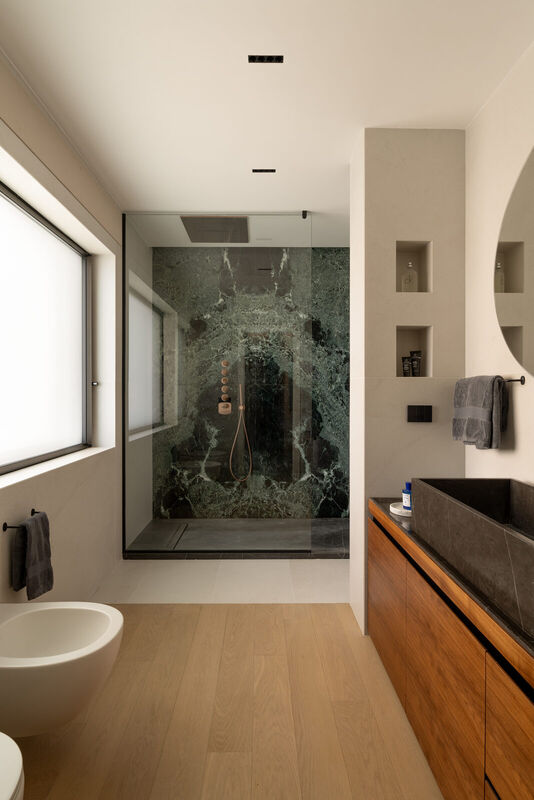 Bagno in marmo verde scuro con venature chiare