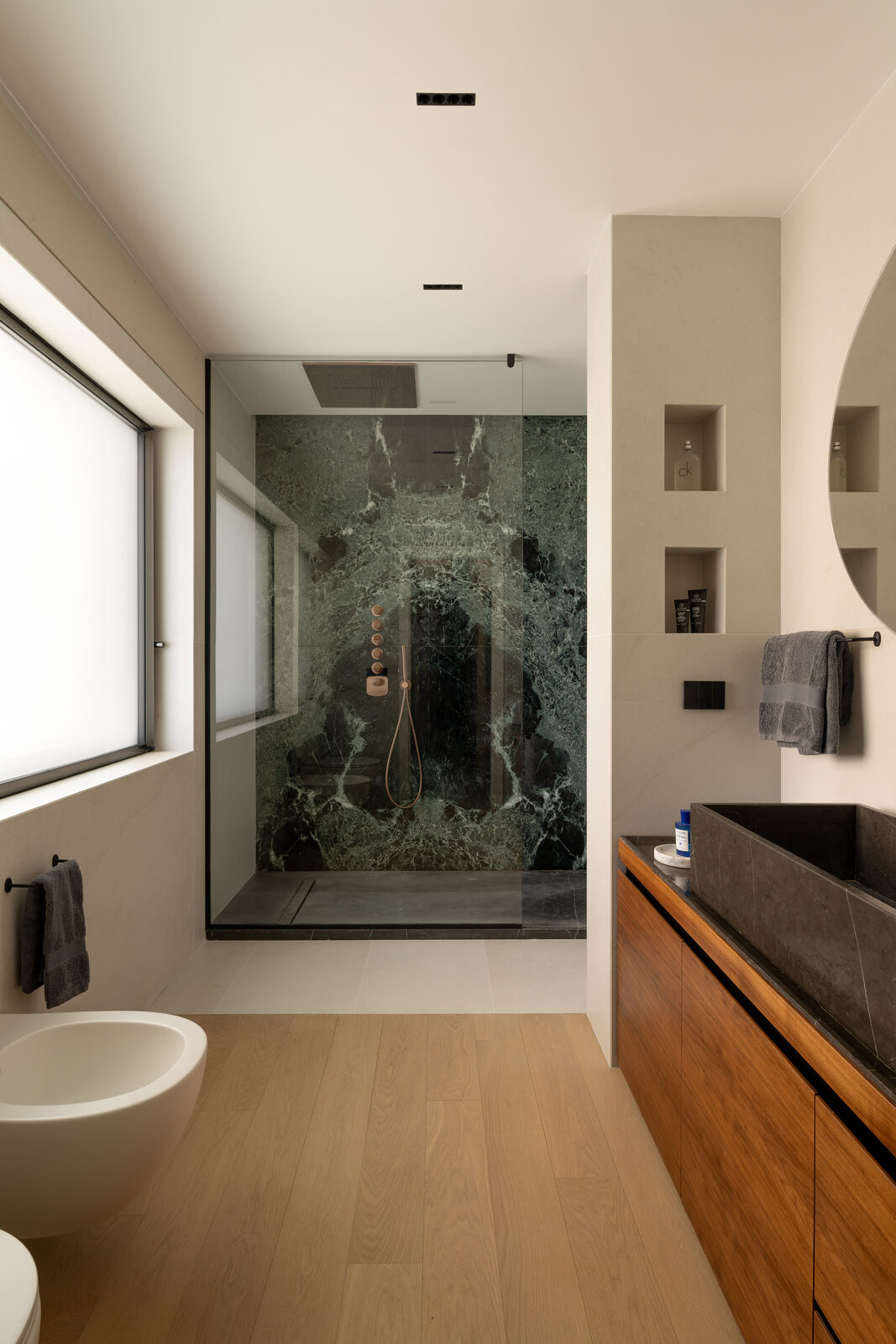 Bagno in marmo verde scuro con venature chiare