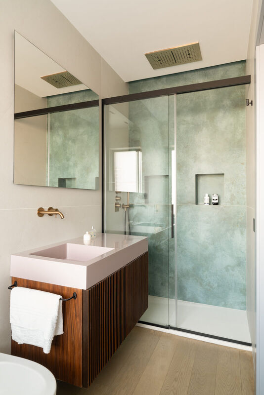Bagno in marmo verde-grigio chiaro effetto nuvolato