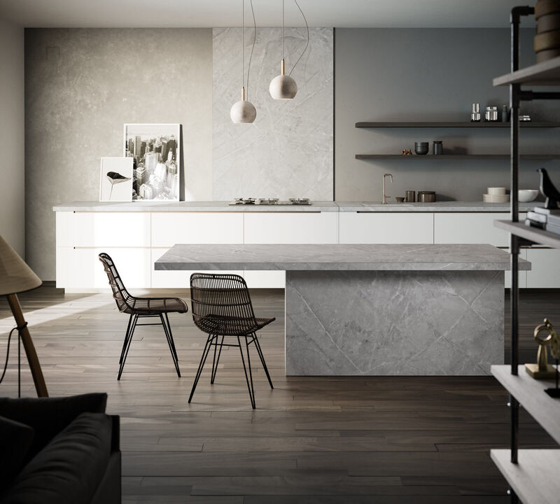 Cucina in marmo grigio chiaro con venature diagonali