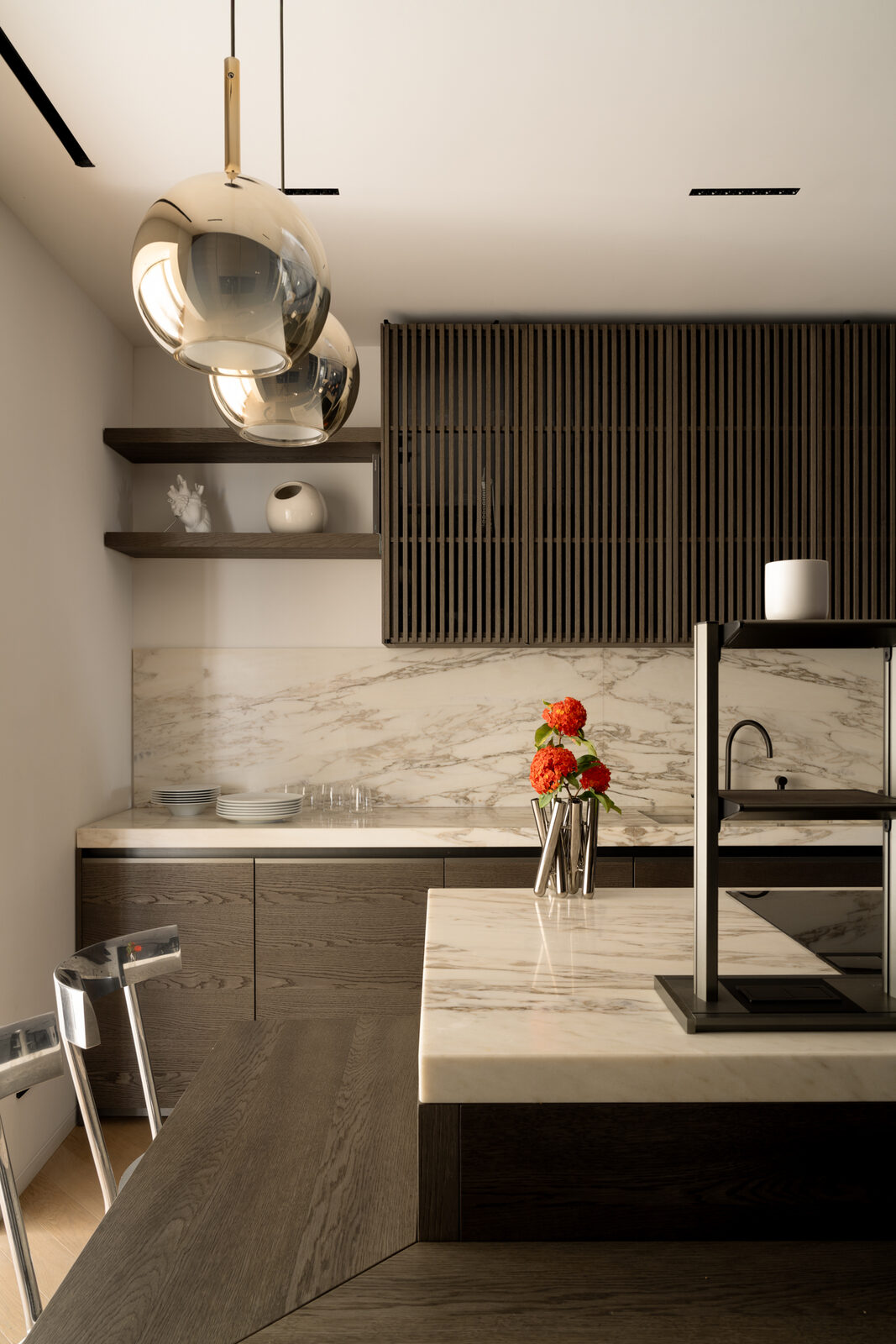 Cucina in marmo bianco-avorio con venature nocciola