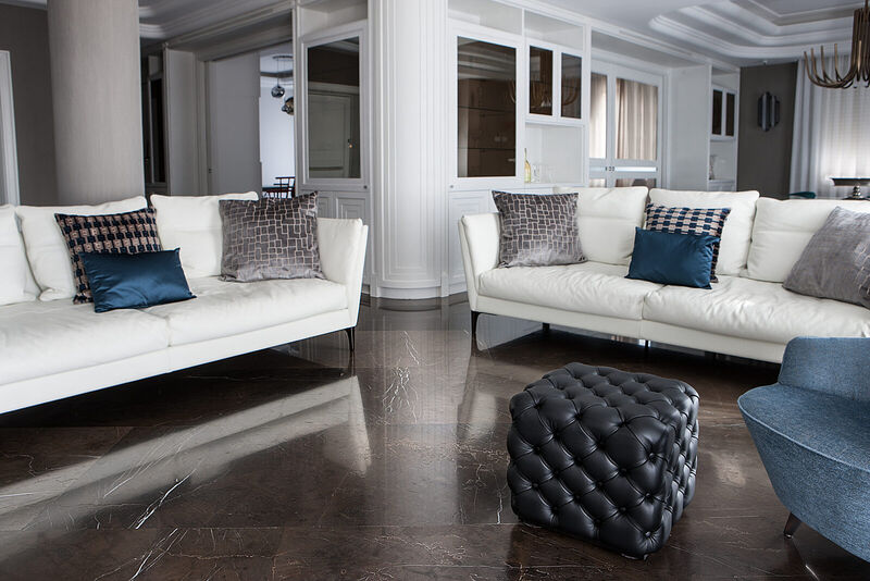 Pavimento in marmo marrone con venature bianche