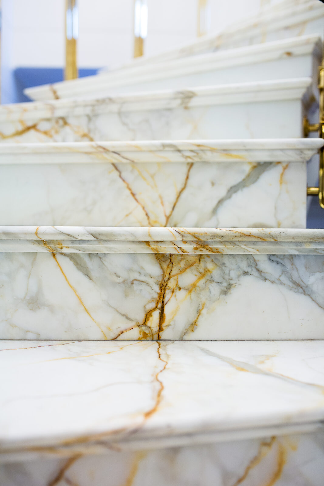Scala in marmo bianco con venature dorate
